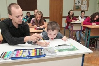 Neko dobije ugovor za stalno, neko ne Neko dobije ugovor za stalno, neko ne