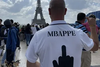 Navijači Reala na ulicama Pariza vrijeđali Mbappea i poslali mu žestoke poruke Navijači Reala na ulicama Pariza vrijeđali Mbappea i poslali mu žestoke poruke