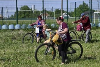 Ukrajinac pobjegao iz bombardovanog Sjeverodonjecka na biciklu Ukrajinac pobjegao iz bombardovanog Sjeverodonjecka na biciklu