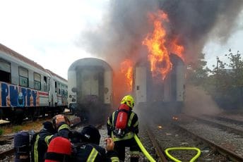 Veliki požar u Zagrebu, gore vagoni na glavnoj željezničkoj stanici Veliki požar u Zagrebu, gore vagoni na glavnoj željezničkoj stanici