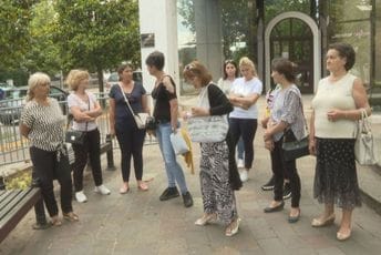 Protest majki: Tražimo ista prava kao majke troje i više djece Protest majki: Tražimo ista prava kao majke troje i više djece