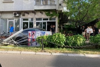 Bar: Automobilom udario u bilbord, pa zamalo uletio u lokal Bar: Automobilom udario u bilbord, pa zamalo uletio u lokal