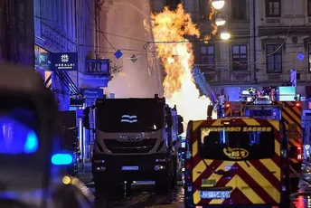 Zagreb: Bager probio plinsku cijev i napravio veliki požar, ima povrijeđenih Zagreb: Bager probio plinsku cijev i napravio veliki požar, ima povrijeđenih