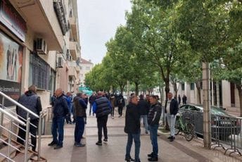 Radnici KAP-a opet pred Vladom: Čekaju sastanak sa premijerom Radnici KAP-a opet pred Vladom: Čekaju sastanak sa premijerom