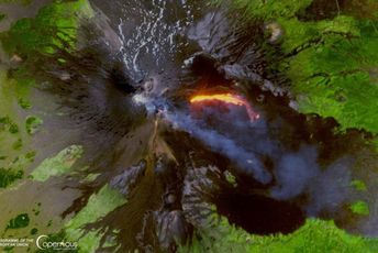 Iz svemira vidljiva lava koju izbacuje vulkan Etna Iz svemira vidljiva lava koju izbacuje vulkan Etna