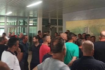 Radnici Željezare u upravnoj zgradi protestuju zbog najavljenih otkaza Radnici Željezare u upravnoj zgradi protestuju zbog najavljenih otkaza