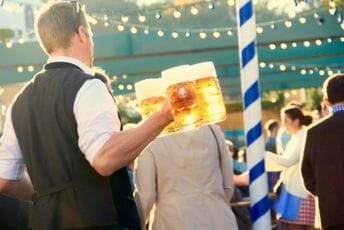 Pivo na Oktoberfestu poskupilo 15 odsto, flaša vode skoro 10 eura