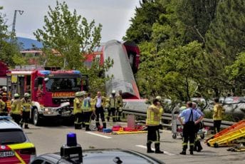 Voz iskočio iz šina nedaleko od Minhena, poginule tri osobe Voz iskočio iz šina nedaleko od Minhena, poginule tri osobe