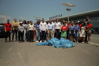 Marović i direktori Aerodroma sa zaposlenima u akciji "Da zablista Crna Gora" Marović i direktori Aerodroma sa zaposlenima u akciji "Da zablista Crna Gora"
