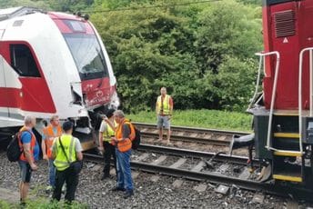 Slovačka: Lokomotiva udarila u voz, najmanje 50 povrijeđenih Slovačka: Lokomotiva udarila u voz, najmanje 50 povrijeđenih