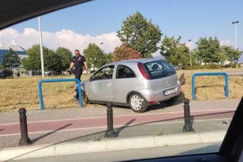 Udes u Podgorici: Automobilom oborio zaštitne stubiće Udes u Podgorici: Automobilom oborio zaštitne stubiće