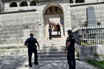 Sveštenik nasrnuo na Miličković: Uhvatio me za ruke i vukao, tijelom sam pokušala da zaštitim sveca Sveštenik nasrnuo na Miličković: Uhvatio me za ruke i vukao, tijelom sam pokušala da zaštitim sveca