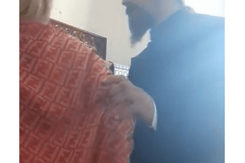 (VIDEO) Pogledajte kako sveštenik SPC nasrće na građansku aktivistkinju (VIDEO) Pogledajte kako sveštenik SPC nasrće na građansku aktivistkinju