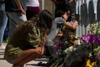 Nova pucnjava u Americi: Troje ubijenih u Tenesiju Ljudi žale za žrtvama masovne pucnjave u osnovnoj školi u Uvaldeu, Teksas, SAD, 26. maj 2022.
