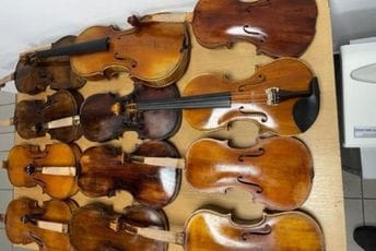 Srbija: Carinici spriječili šverc 12 violina, najstarija iz 1872. Srbija: Carinici spriječili šverc 12 violina, najstarija iz 1872.