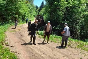 Pljevaljski seljani pomažu u sanaciji makadamskih puteva Pljevaljski seljani pomažu u sanaciji makadamskih puteva