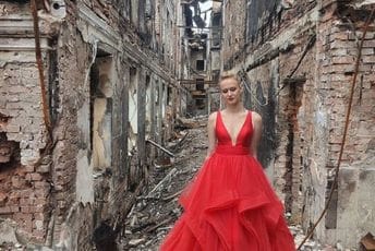 Tužni prizori iz Harkova: Posljednji valcer maturanata ispred srušene škole Tužni prizori iz Harkova: Posljednji valcer maturanata ispred srušene škole