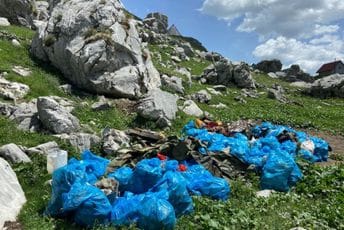 Na Kapetanovom jezeru sakupljeno više od 200 kesa smeća Na Kapetanovom jezeru sakupljeno više od 200 kesa smeća