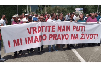 Mještani blokirali magistralnu saobraćajnicu Bijelo Polje - Prijepolje Mještani blokirali magistralnu saobraćajnicu Bijelo Polje - Prijepolje