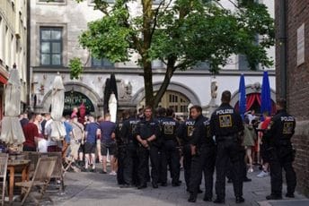 Njemačka: Uhapšeni engleski navijači, pokazivali "Hitlerov pozdrav" Njemačka: Uhapšeni engleski navijači, pokazivali "Hitlerov pozdrav"