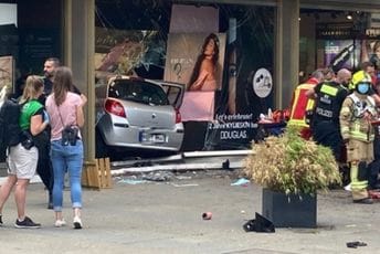 Berlin: Za volanom bio mladić jermenskog porijekla, jedna osoba mrtva, a još petoro je kritično (VIDEO) Berlin: Za volanom bio mladić jermenskog porijekla, jedna osoba mrtva, a još petoro je kritično (VIDEO)