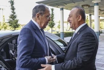 Lavrov u Turskoj, objavio uslov za sastanak Zelenskog i Putina Lavrov u Turskoj, objavio uslov za sastanak Zelenskog i Putina