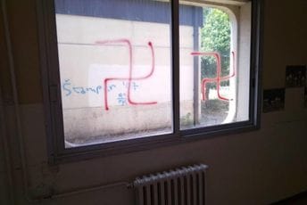 Na podgoričkoj školi osvanuli kukasti krstovi Na podgoričkoj školi osvanuli kukasti krstovi