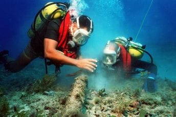 Pokušavaju iz olupine broda da izvuku vino milionske vrijednosti Ilustracija