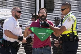 Incident u Vašingtonu: Muškarac se vezao lancem za ogradu Vrhovnog suda zbog mogućeg ukidanja prava na abortus Muškarac se vezao lancem za ogradu Vrhovnog suda zbog mogućeg ukidanja prava na abortus