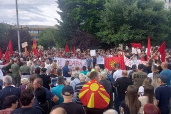 Burno u Bitolju: Ljevičari na ulicama, pjevač u pritvoru, zapaljena ustanova nazvana po saradniku nacista Burno u Bitolju: Ljevičari na ulicama, pjevač u pritvoru, zapaljena ustanova nazvana po saradniku nacista