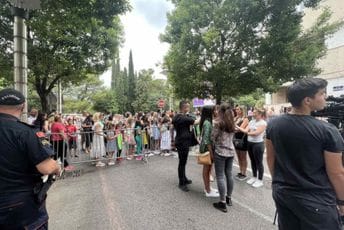 Protest roditelja i đaka škole “Vladimir Nazor”; Abazović: Školu ćete dobiti u najkraćem roku Protest roditelja i đaka škole “Vladimir Nazor”; Abazović: Školu ćete dobiti u najkraćem roku