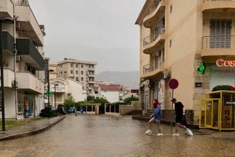 Nevrijeme u Budvi: Poplavile ulice, kiša otežala saobraćaj Nevrijeme u Budvi: Poplavile ulice, kiša otežala saobraćaj