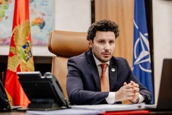 Zelenski pozvao Abazovića da posjeti Kijev Zelenski pozvao Abazovića da posjeti Kijev