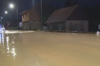 Nevrijeme izazvalo probleme u susjedstvu: Poplave u Prijedoru, voda ušla i u kuće Nevrijeme izazvalo probleme u susjedstvu: Poplave u Prijedoru, voda ušla i u kuće