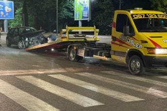 Podgorica: Sudar automobila i trotineta, vozilo završilo na krovu Podgorica: Sudar automobila i trotineta, vozilo završilo na krovu