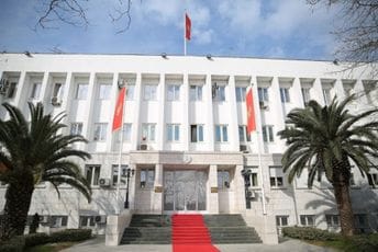 Služba predsjednika države tražila od Vlade "mercedes" Služba predsjednika države tražila od Vlade "mercedes"