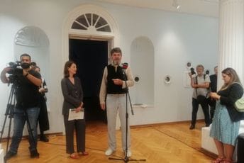 Rakčević: Umjetnost bi trebalo da dobije mjesto koje joj pripada Izložba „Cinizam srebrnog kontejnera“, Igora Rakčevića, otvorena je sinoć u Dvorcu Petrovića na Kruševcu