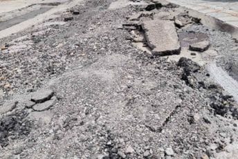 Raskopane ulice rastjeruju turiste u Bečićima (FOTO) Raskopane ulice rastjeruju turiste u Bečićima (FOTO)