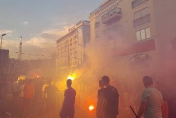 Pogledajte kakvu su atmosferu navijači Crne Gore napravili u centru Podgorice (VIDEO) Pogledajte kakvu su atmosferu navijači Crne Gore napravili u centru Podgorice (VIDEO)