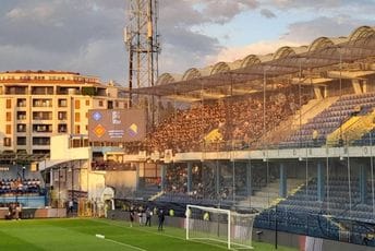BH Fanaticos stigli na stadion pod Goricom, pjesma i pirotehnika odmah po izlasku iz autobusa BH Fanaticos stigli na stadion pod Goricom, pjesma i pirotehnika odmah po izlasku iz autobusa