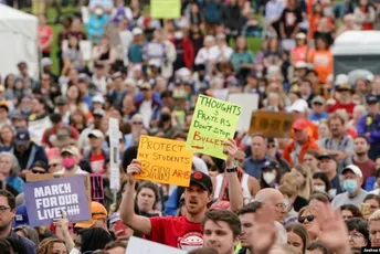 Demonstranti širom SAD-a traže strože zakone o oružju Demonstranti širom SAD-a traže strože zakone o oružju