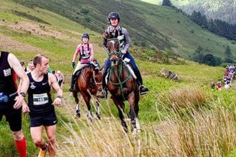 Neobična trka u Velsu: Čovjek stigao na cilj prije konja i to treći put u istoriji Neobična trka u Velsu: Čovjek stigao na cilj prije konja i to treći put u istoriji