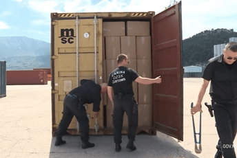 Vanredni pres Adžića i Miloševića: Zaplijenjeno još 1.568 paketa cigareta vrijednosti 1,2 miliona eura Ilustracija