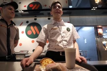 Ruska verzija McDonald'sa krenula s radom: "Sve je isto, samo je Coca-Cola gora" Ruska verzija McDonald'sa krenula s radom: "Sve je isto, samo je Coca-Cola gora"