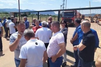 Bivši radnici Rudnika boksita: Abazović da nam uplati pare, prije nego odleti u Ukrajinu Bivši radnici Rudnika boksita: Abazović da nam uplati pare, prije nego odleti u Ukrajinu