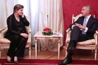 Đukanović primio akreditivna pisma novoimenovanih ambasadora Đukanović primio akreditivna pisma novoimenovanih ambasadora