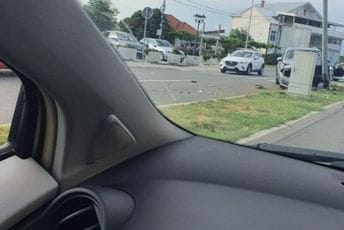 Udes u Zeti: Auto udarilo u stub, jedna osoba povrijeđena Udes u Zeti: Auto udarilo u stub, jedna osoba povrijeđena