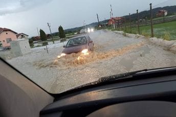 Veliko nevrijeme u Hrvatskoj: Ulice poplavljene, na snazi meteoalarm Veliko nevrijeme u Hrvatskoj: Ulice poplavljene, na snazi meteoalarm