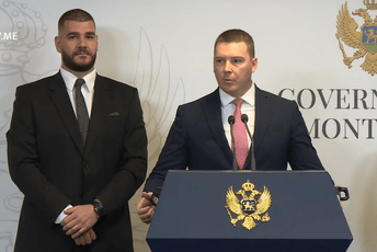 Adžić: Za zaposlene u MUP-u po 200, a za zaposlene u MO i VCG po 700 eura Adžić: Za zaposlene u MUP-u po 200, a za zaposlene u MO i VCG po 700 eura