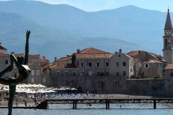 Tri osobe uhapšene u Budvi: Prijetnjama iznudili 30.000 eura